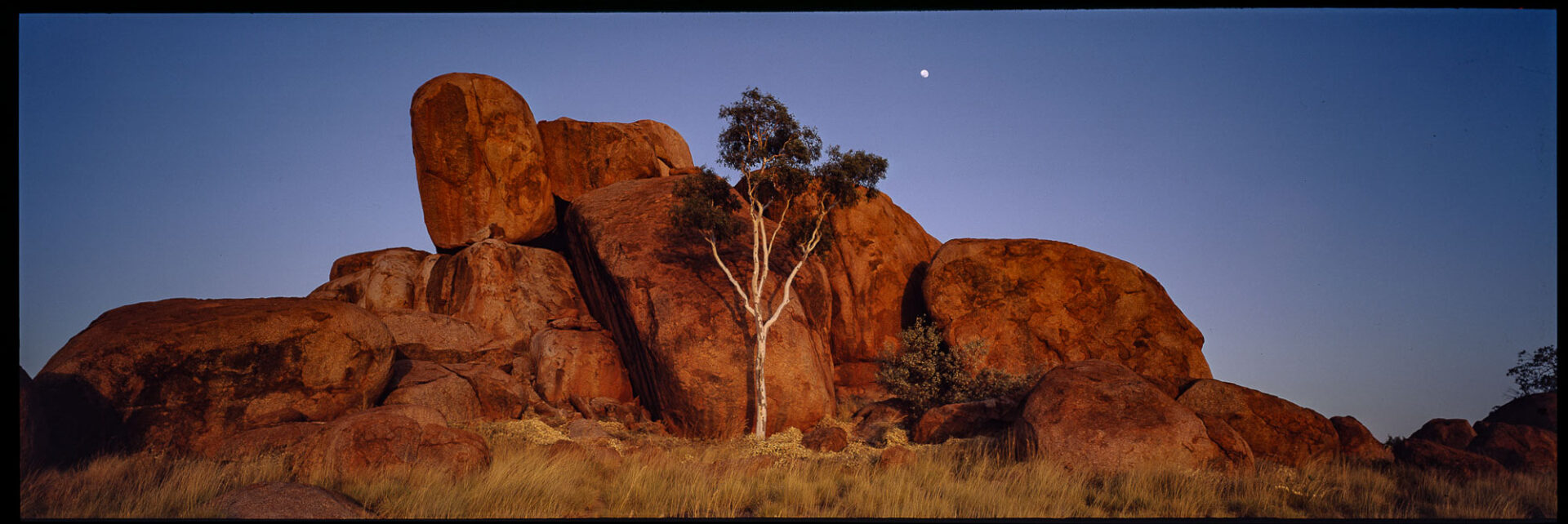 Moonset, Devils Marbles, NT